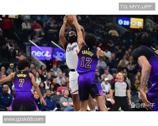 掘金与快船激战第五场季后赛生死对决精彩回顾与分析 掘金与快船激战第五场季后赛生死对决精彩回顾与分析